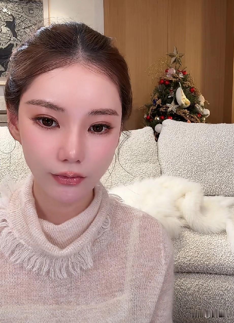 马筱梅虽然比汪小菲小那么多，但是她性格比较平稳，现在汪小菲的脾气被小梅带的也不急