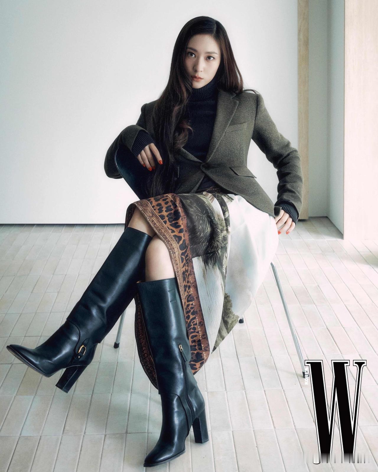 ❤️郑秀晶登上W KOREA新刊封面，复古秋冬穿搭氛围感直接拉满。利落西装、修身