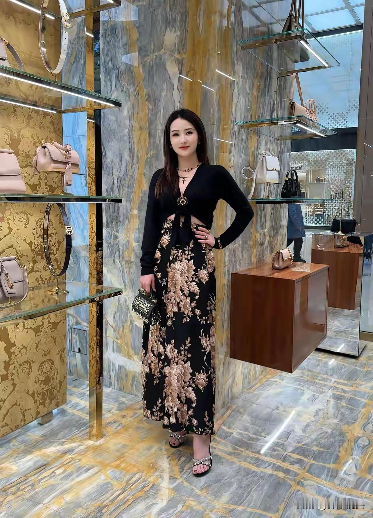 优雅穿搭指南 | 精致手袋与时尚裙装完美搭配