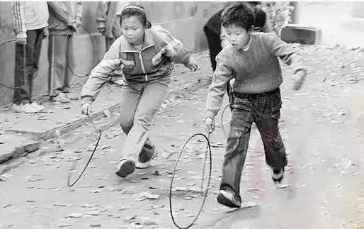 六零后我的前半生7

60年代正是生育高峰，农村几乎家家有五六个孩子甚至七八个，