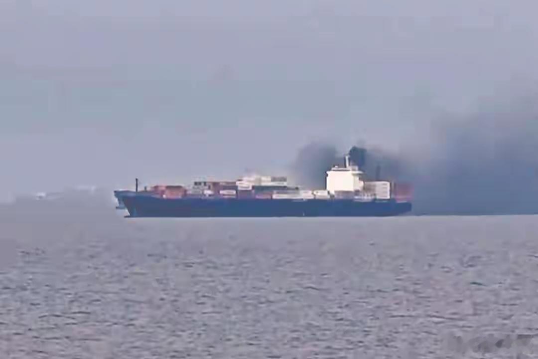 伊朗股市将重开霍尔木兹海峡，这条不到四十公里宽的狭窄水道，承载着全球约五分之一的