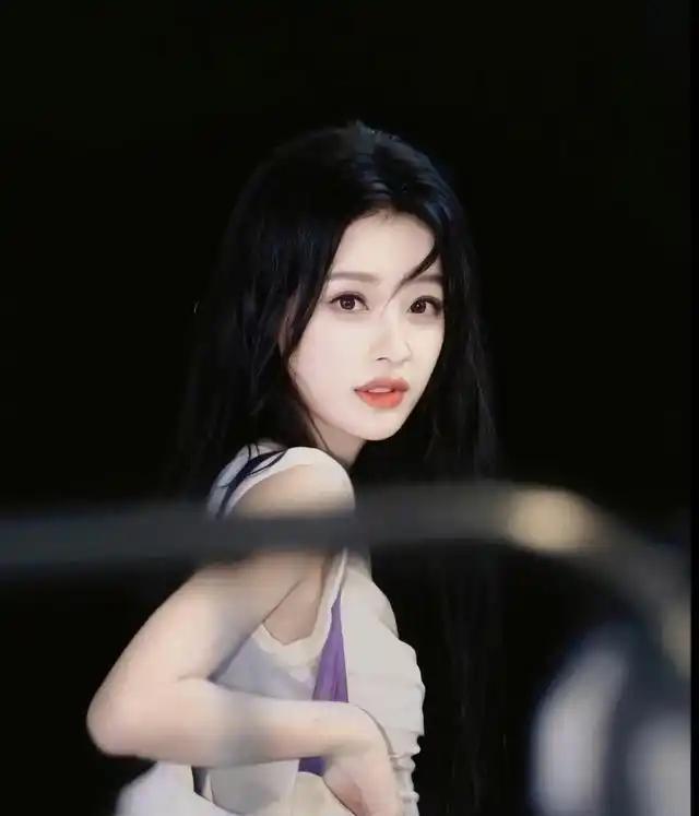 170cm不足90斤？孙怡片场靴子滑落频提，网友吵翻：这是美还是病态？ 