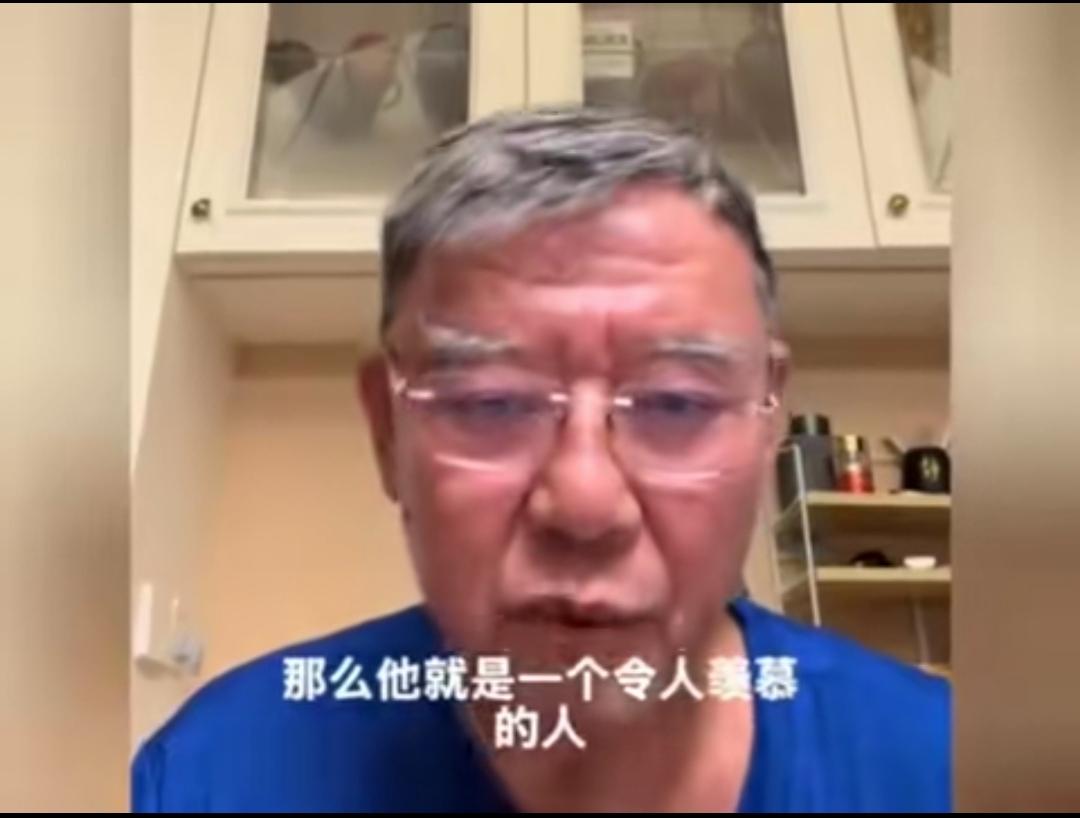 著名演员李立群再次夸赞上海流浪大师沈巍，说他是“一个自足且自得的人，一个令人羡慕
