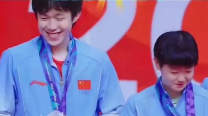 亚运混双决赛，莎头0-4输给小将，可他俩笑得比得冠军还从容！蒯曼赛后一句话，直接