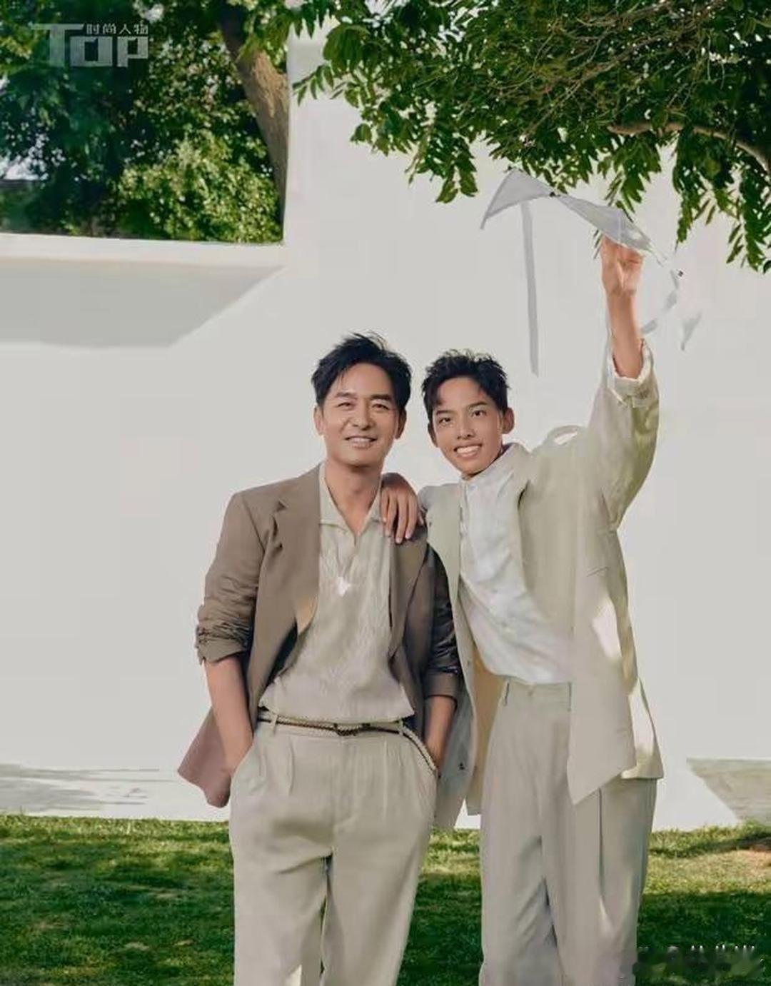 郭晓冬⁠带儿子一‎起拍杂志，父子俩都穿⁠‌‎了米色西装，一个‌⁠比‍一个帅，看‏