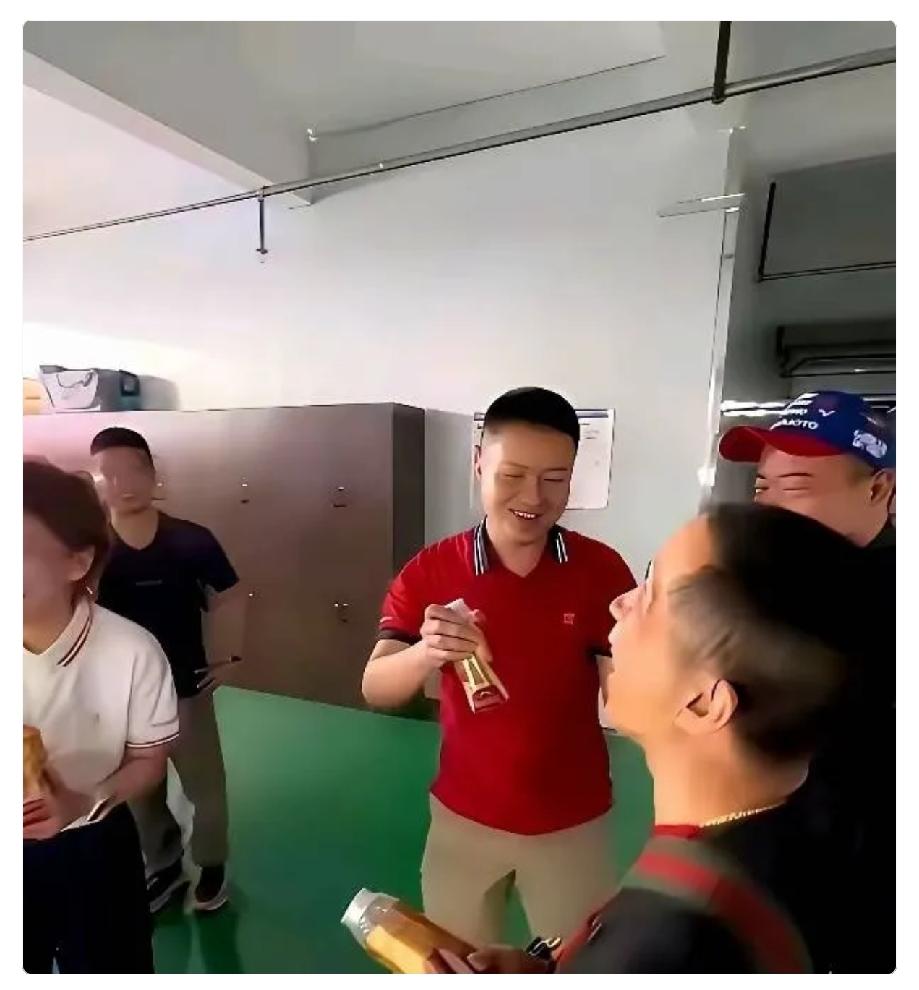 我有一种预感，
东鹏这次市值蒸发二十亿，
最难受的还真不是那个说错话的创始人，而
