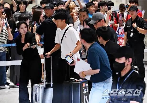 韩国队止步世界杯小组赛，但队长孙兴慜（Son Heung-min）返回韩国时仍获