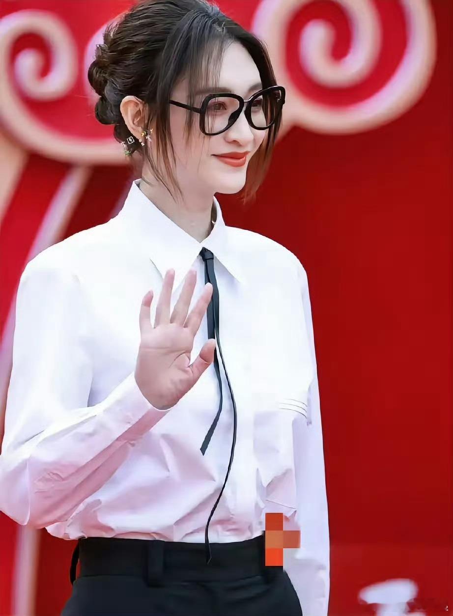 李小冉阿姨这红毯造型很高级啊