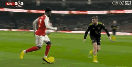 曼联也干起来劫富济贫的致富路了，新年一月最后两场，先弄榜二，再整榜一，打的就是精