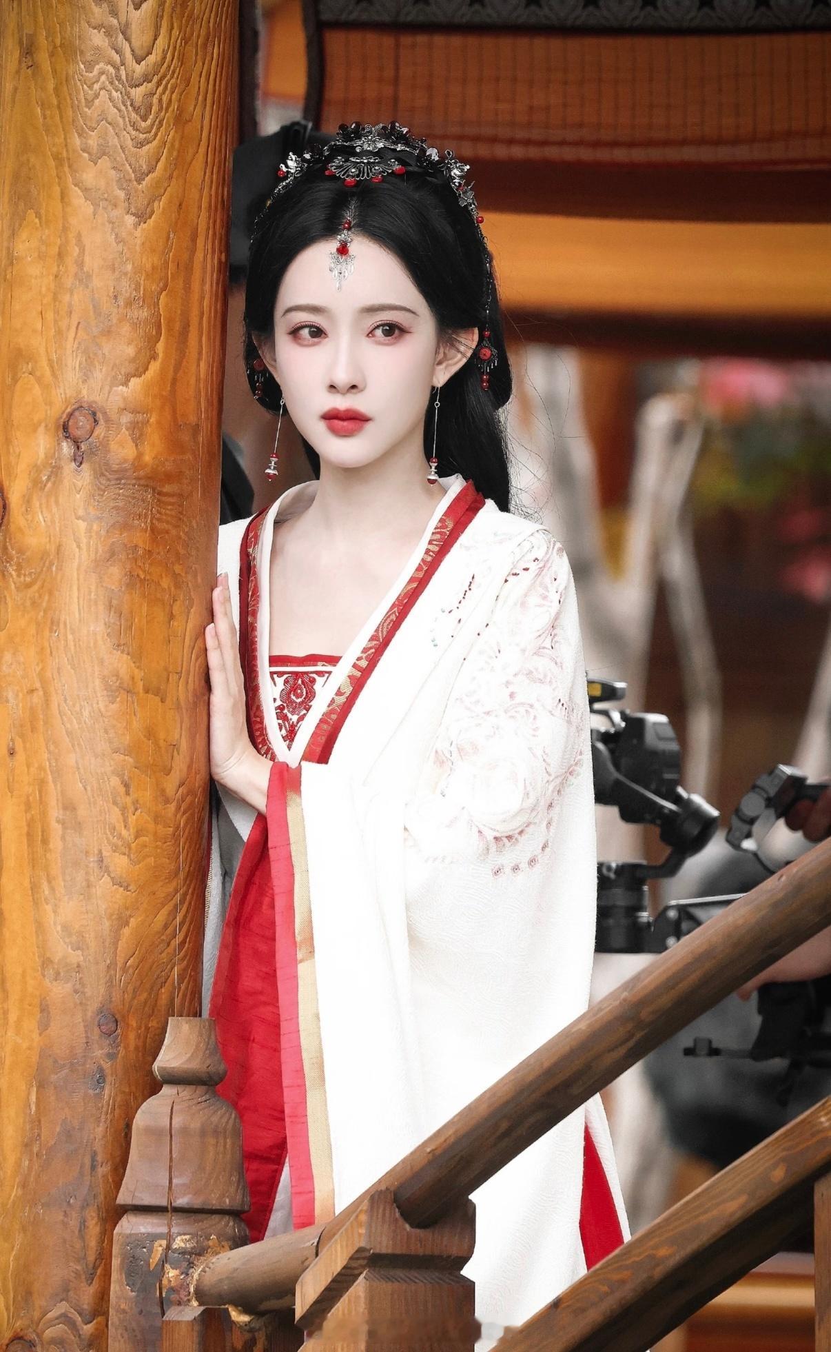 孟子义额饰一戴谁都别想赢她百花杀 百花杀里沈汐和的额饰在光影下的质感完全不同，强