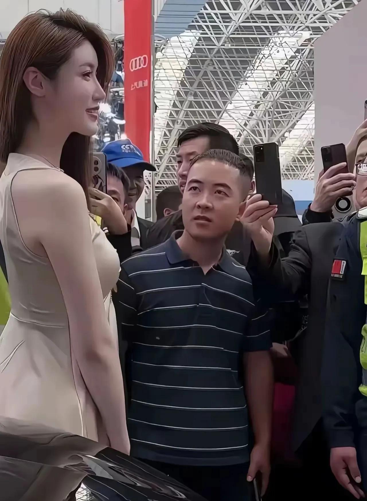 最近这段时间，这个穿条纹T恤的哥们，名声鹊起，传遍四方，引起了广泛的关注，这哥们