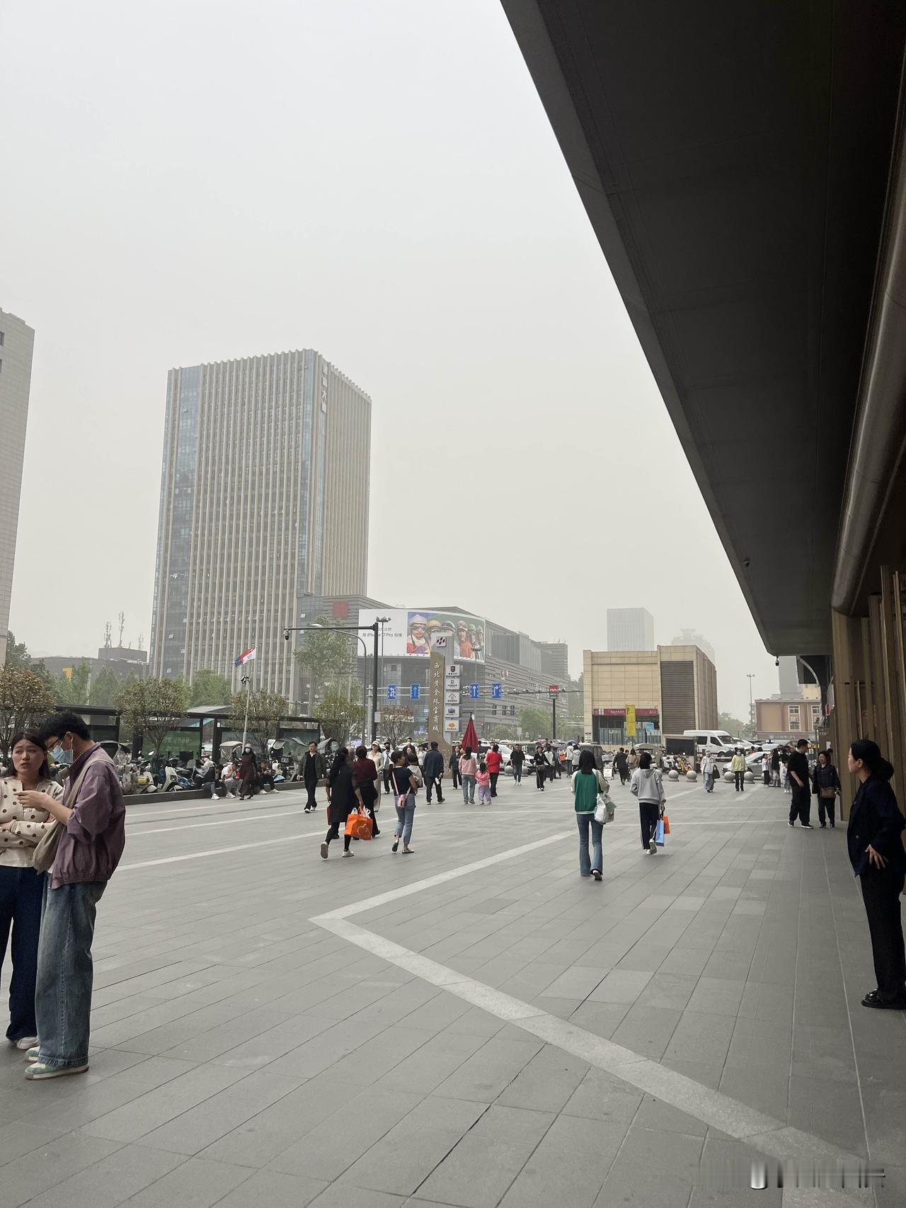 4月19日下午14时左右

从李家村万达室内步行街

出来后，空气中弥漫着浓烈的