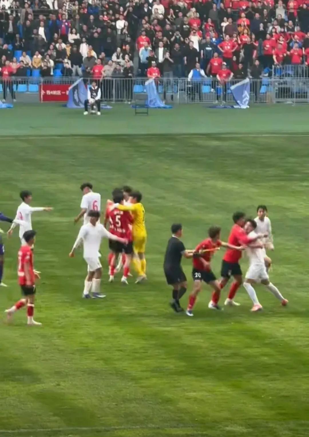 南通队以这种方式登上热搜，有点遗憾！

近日，在一场年轻球队的热身赛中，发生了大