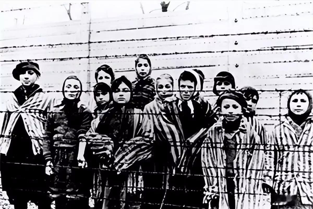 二战期间，一名年轻的德国士兵奉命检查房子里是否有犹太人。搜索了几分钟后，他宣布房