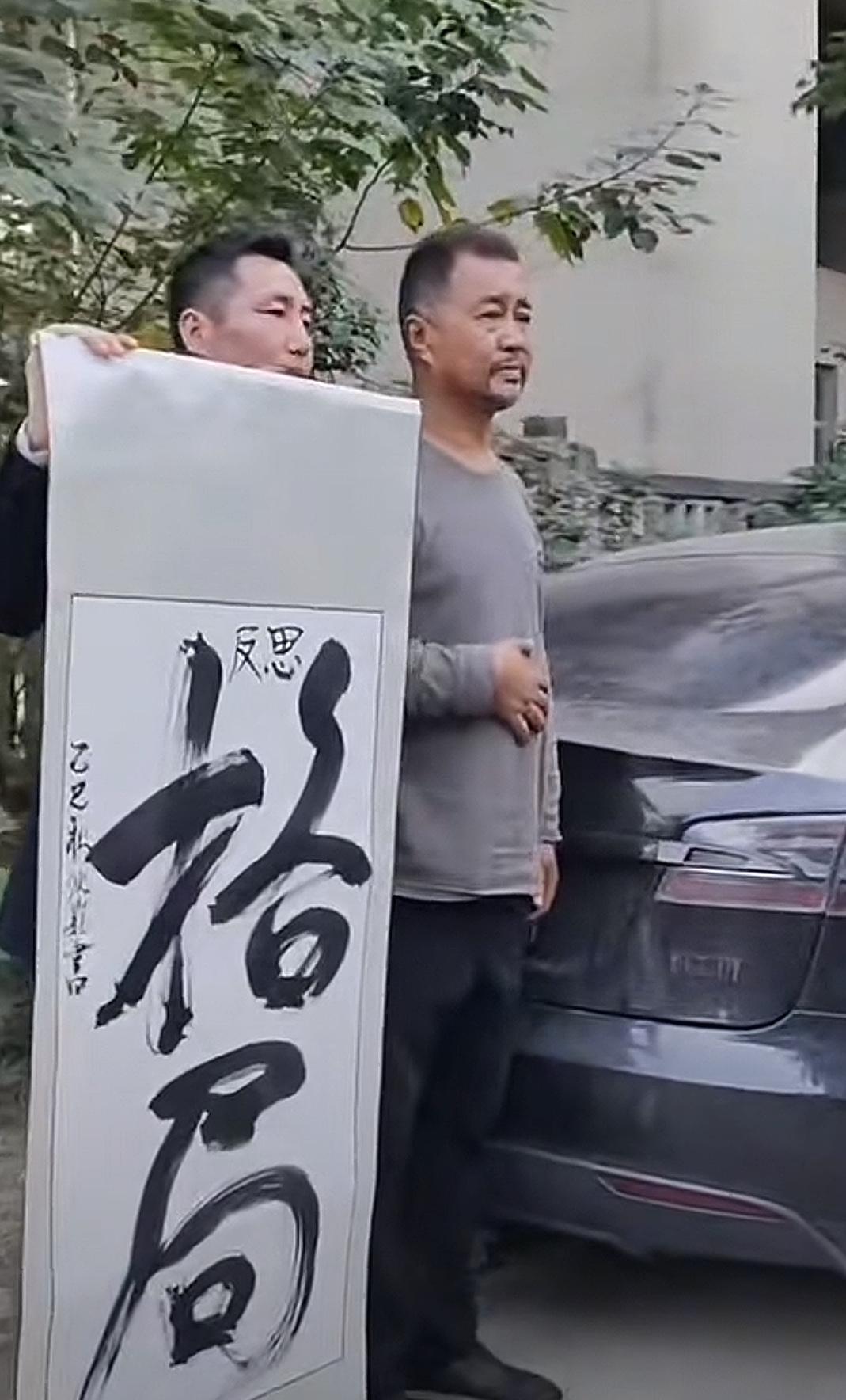 沈巍为了他，不惜与烤鸭顶撞，说烤鸭处理事情不妥当，连说三遍。沈巍说两人本就认识，