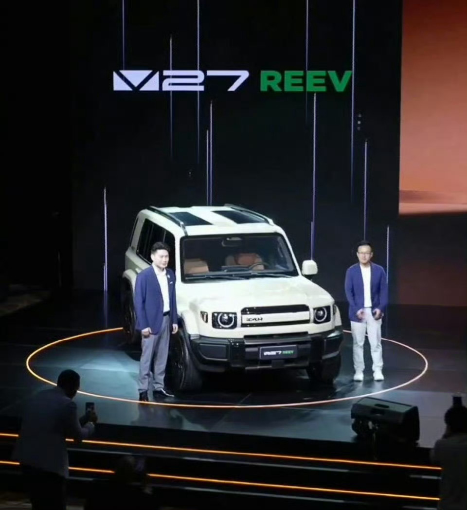 iCAR V27在迪拜亮相颜值这块真没得说，天窗的这个设计瞅着挺有新意，这次是大