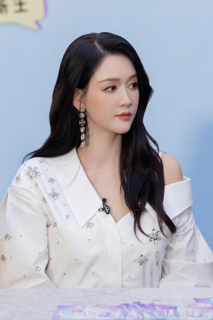 陈乔恩
冲上热搜，不是她生孩子了，也不是她拿奖了，而是她为小动物发声，在社交平台