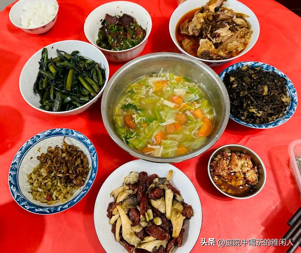 大儿媳妇，总埋怨我不帮她带孩子。
其实我心里也难受，也想帮衬着，可我小儿子还没成