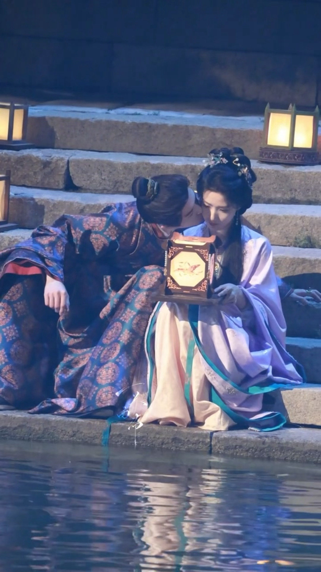 初恋组脸颊吻来了，章月回被香迷糊了吧卢昱晓尹浩宇脸颊吻尹浩宇亲卢昱晓脸颊路透