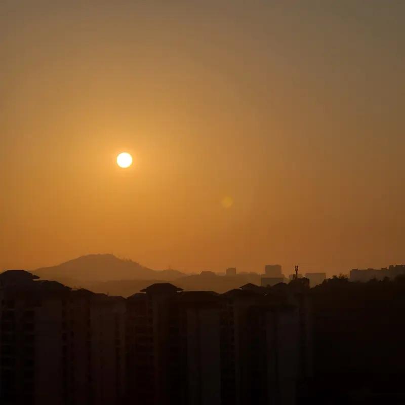清晨听到励志的话，能让一整天都充满干劲。我觉得“太阳升起的时候，笑一笑吧，昨天的