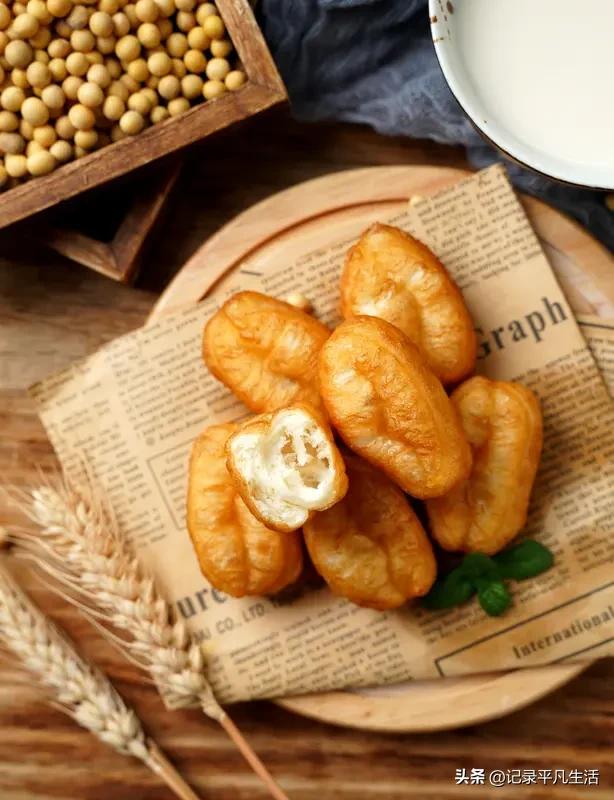 今日开销记账晨光微亮时，我在街角的早餐铺买了热气腾腾的豆浆和油条，花费八元；午后