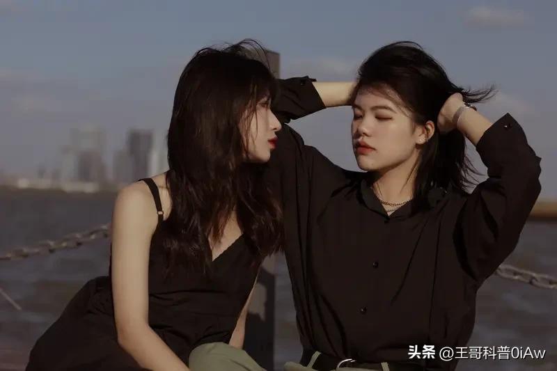 异性朋友之间有纯友谊吗？这问题就像个谜。有人坚信有，觉得自己有多年异性知己，相处