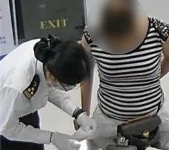 最近深圳罗湖海关的一则新闻让网友直呼“现实比电视剧更荒诞”——一名女子在过海关时