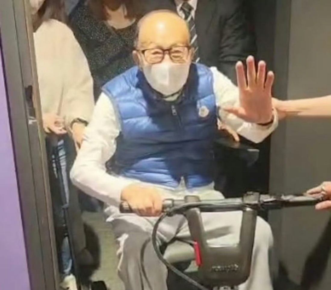 李嘉诚现身五月天演唱会李嘉诚现身五月天演唱会，老人家好潮啊，还会追星！[喵喵]五