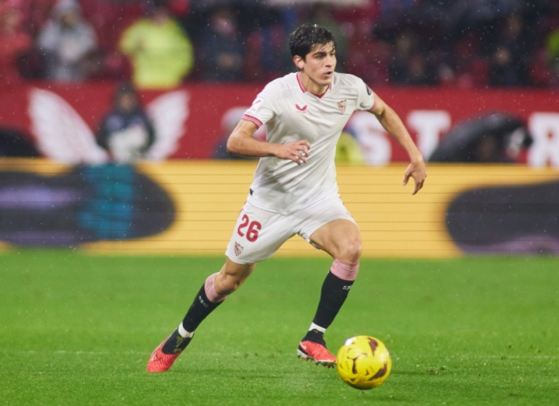 转会专家迪马济奥透露，在队长迪洛伦佐受伤后，那不勒斯考虑在冬季压哨引进一名右后卫