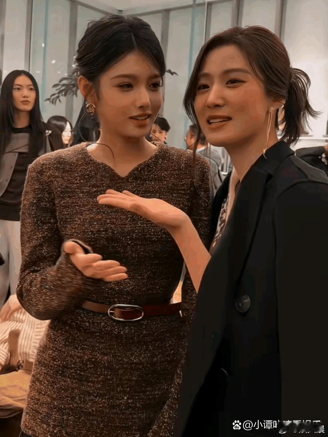 05后女演员艾米青春靓丽，与卢昱晓同框，衬得卢昱晓稍显成熟 