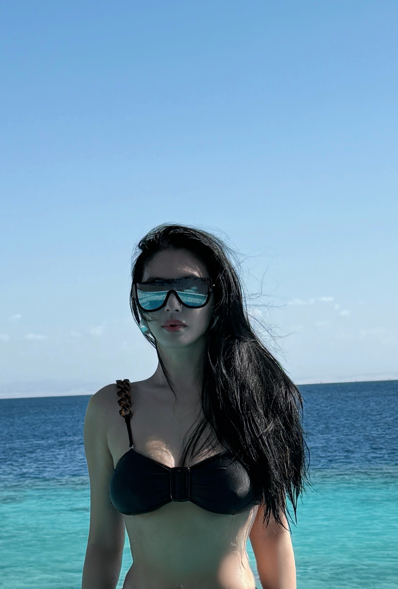 张雨绮这是真泳抱2026 碧海蓝天成了姐姐的背景板！张雨绮用两组极致反差造型开启