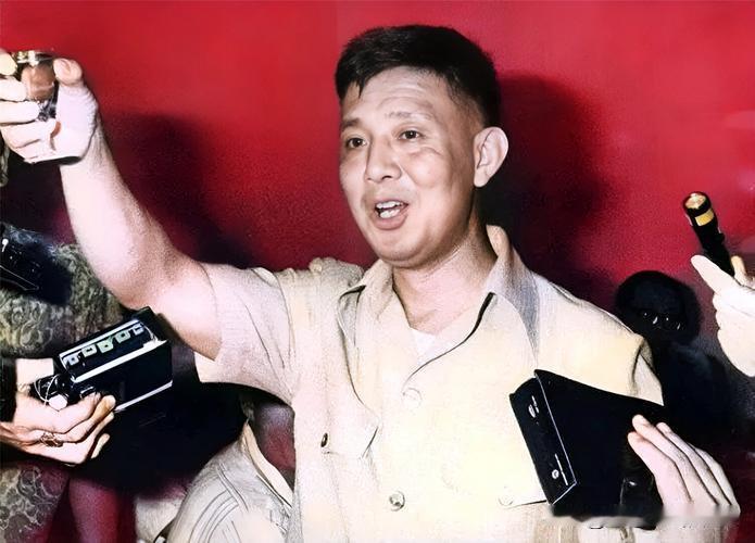 1977年，张大千接受了台湾当局的邀请，为叛逃到台湾的飞行员范园焱的宣传片《飞向