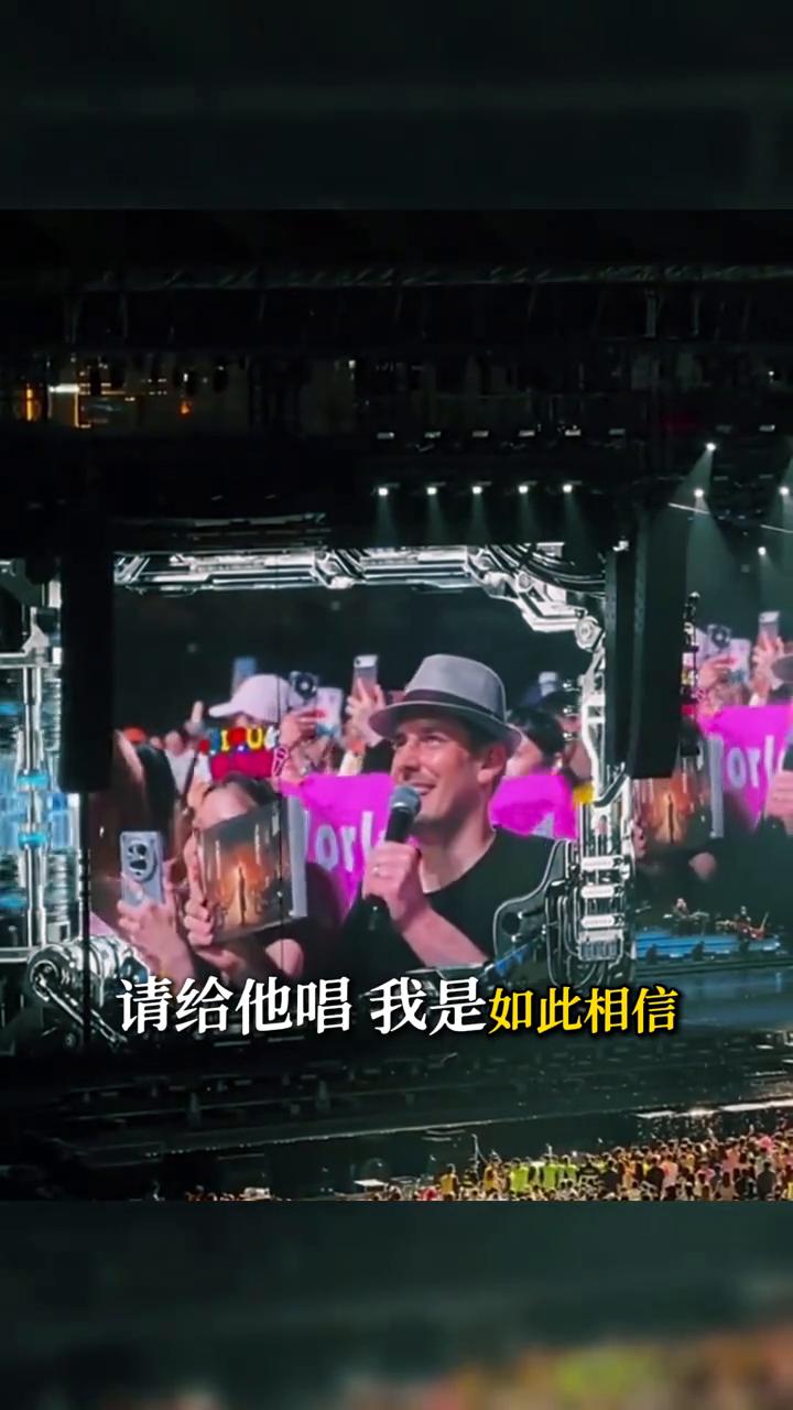 孙颖莎没买票没到场，却把周杰伦演唱会变成了她的应援现场。一个老外举着莎莎的照片，
