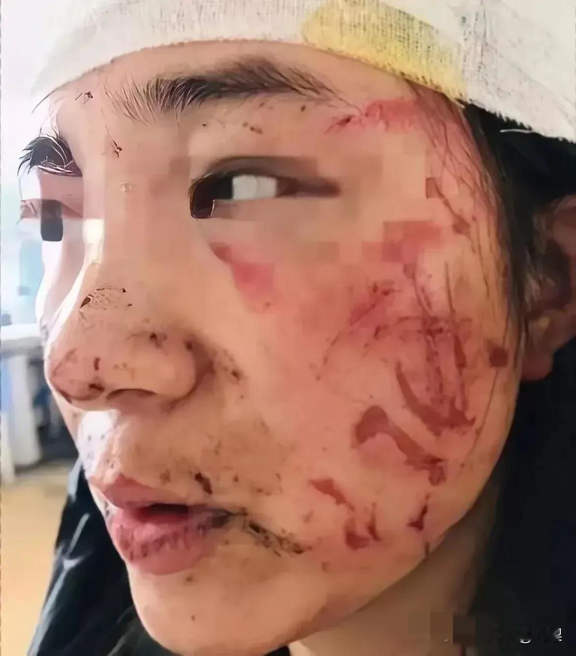 深圳街头发生了一件让人瞠目结舌的事儿！一辆宝马车女车主随意停车，把路给挡住了，这