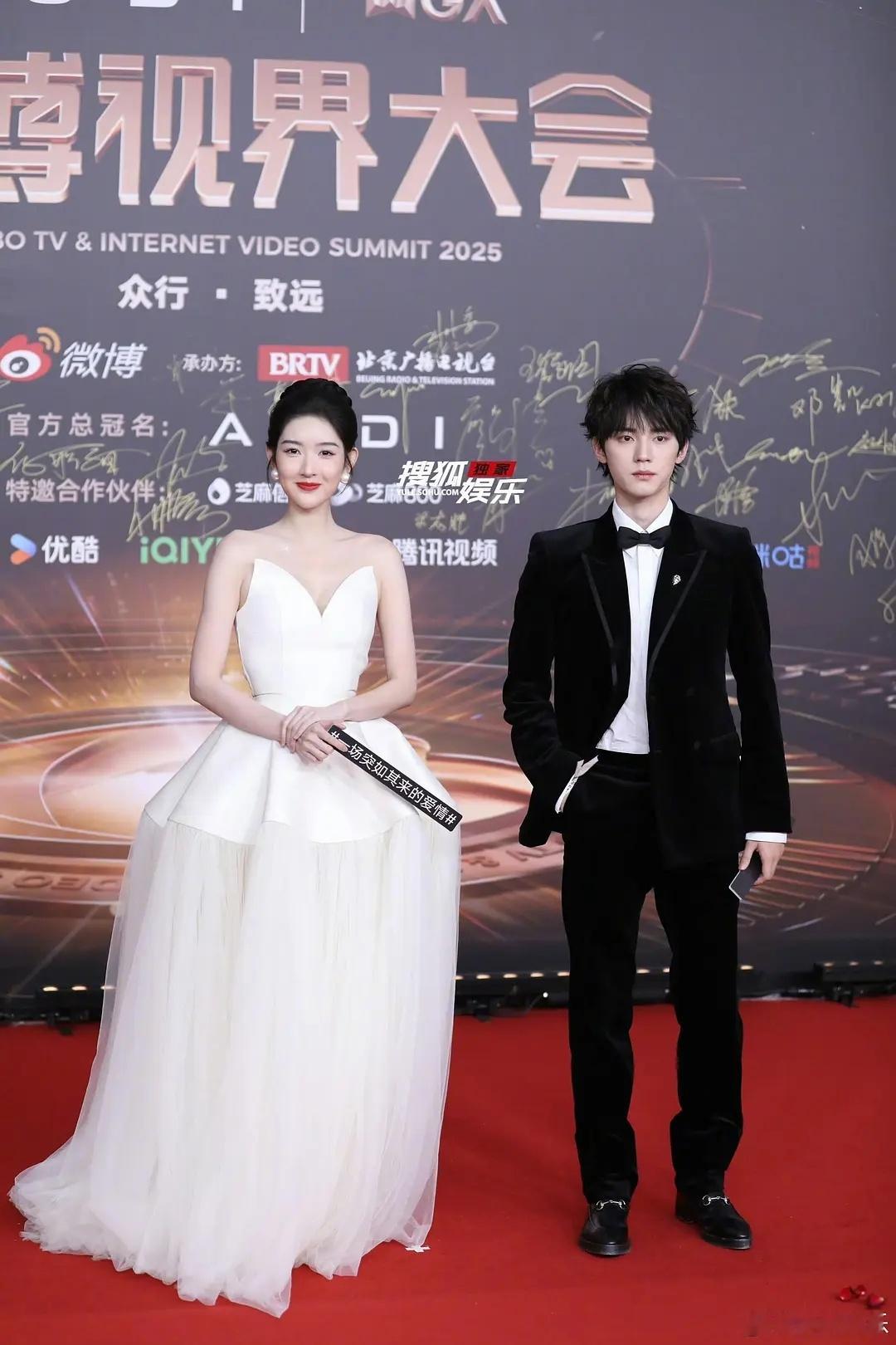 微博视界大会直播王玉雯个子高就是好啊，和男明星合照都能艳压[doge] ​​​