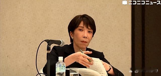 高市早苗在与长崎核爆受害者协会会长田中重光的会面中，展现出的冷漠态度引发了广泛的