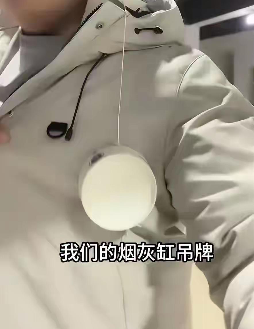 鼠标垫、烟灰缸、袜子、内裤——当这些看似与服装毫不相干的日用品，以“吊牌”的身份