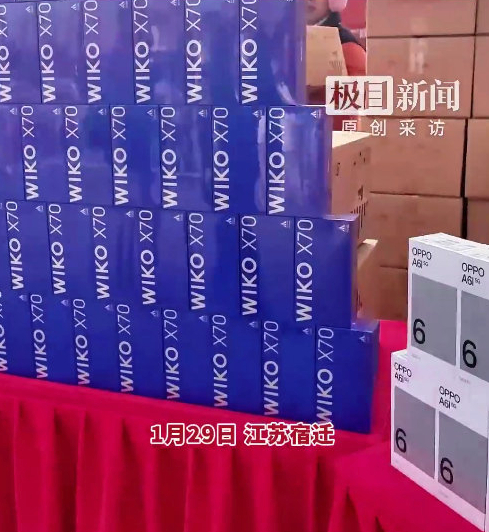 刘强东送年货上千部手机垒成一面墙OPPO、华为或成最大赢家！上千部AI大屏手机（