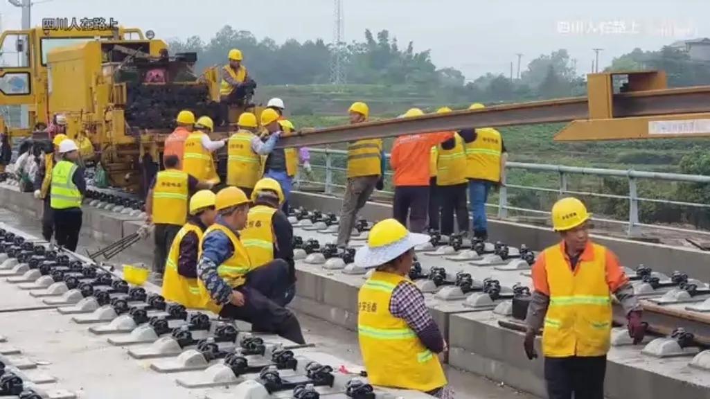一段中国铁建铺设单根500米铁轨的视频，尽管无字幕无英文解说，却引来64万老外在