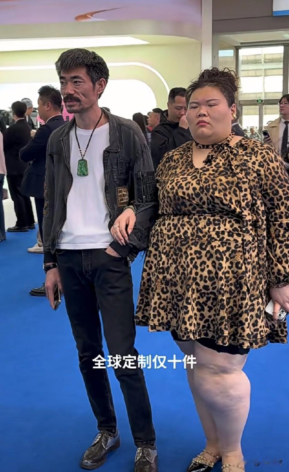 女子大腿是重点，亮瞎双眼
近日一位男子穿着乞丐服现身车展，这件衣服竟然是巴黎世家