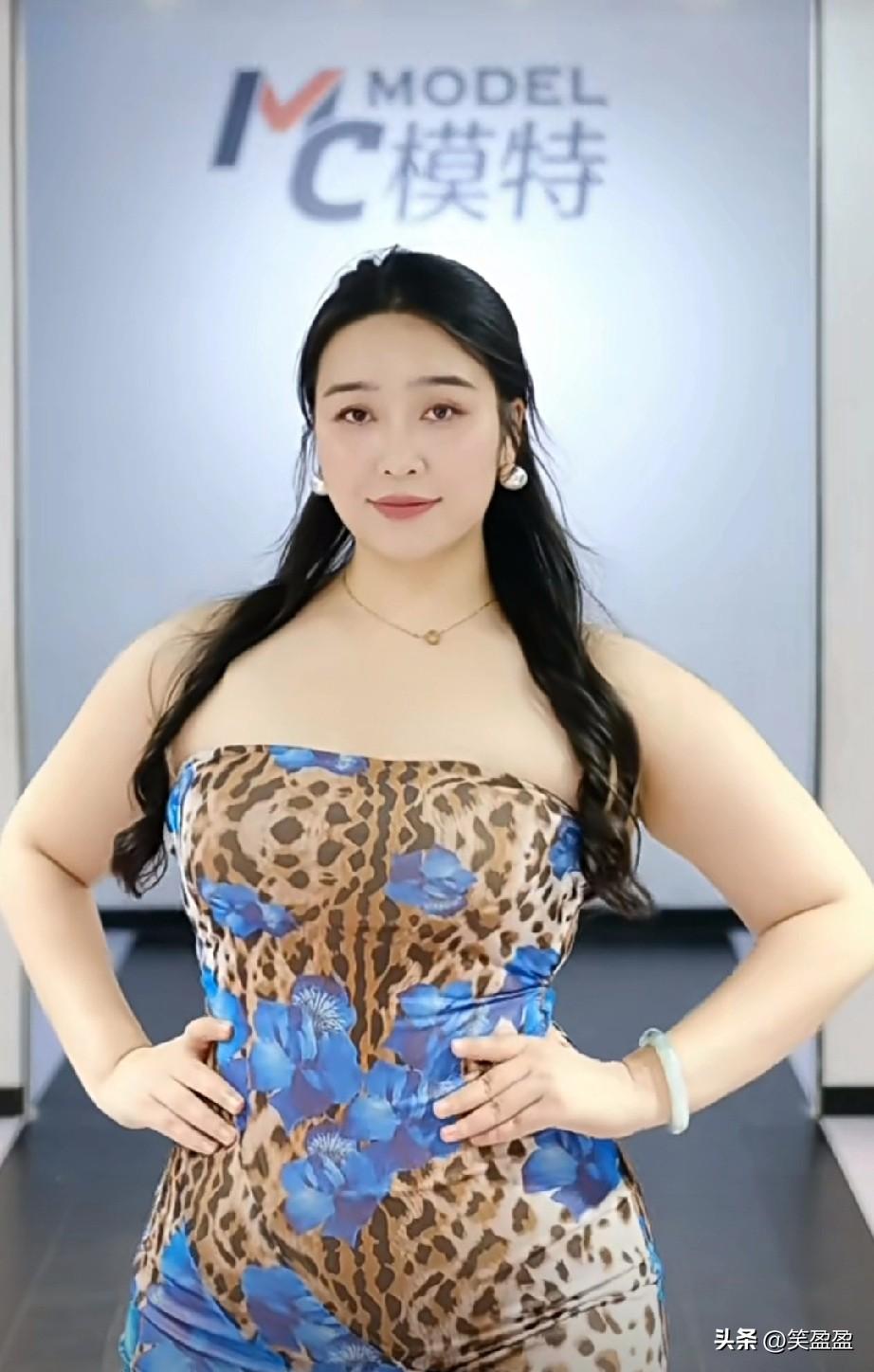 肉多却从不影响我明媚 
自信 ，阳光 ，大方啊 
接纳并爱上自己 
是我们来到这