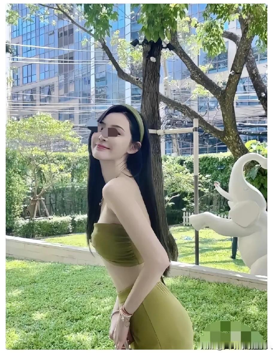 我一个做医美的朋友，
看了曹某阳的照片，当场就笑了。
她说这女人脸上动过的地方，