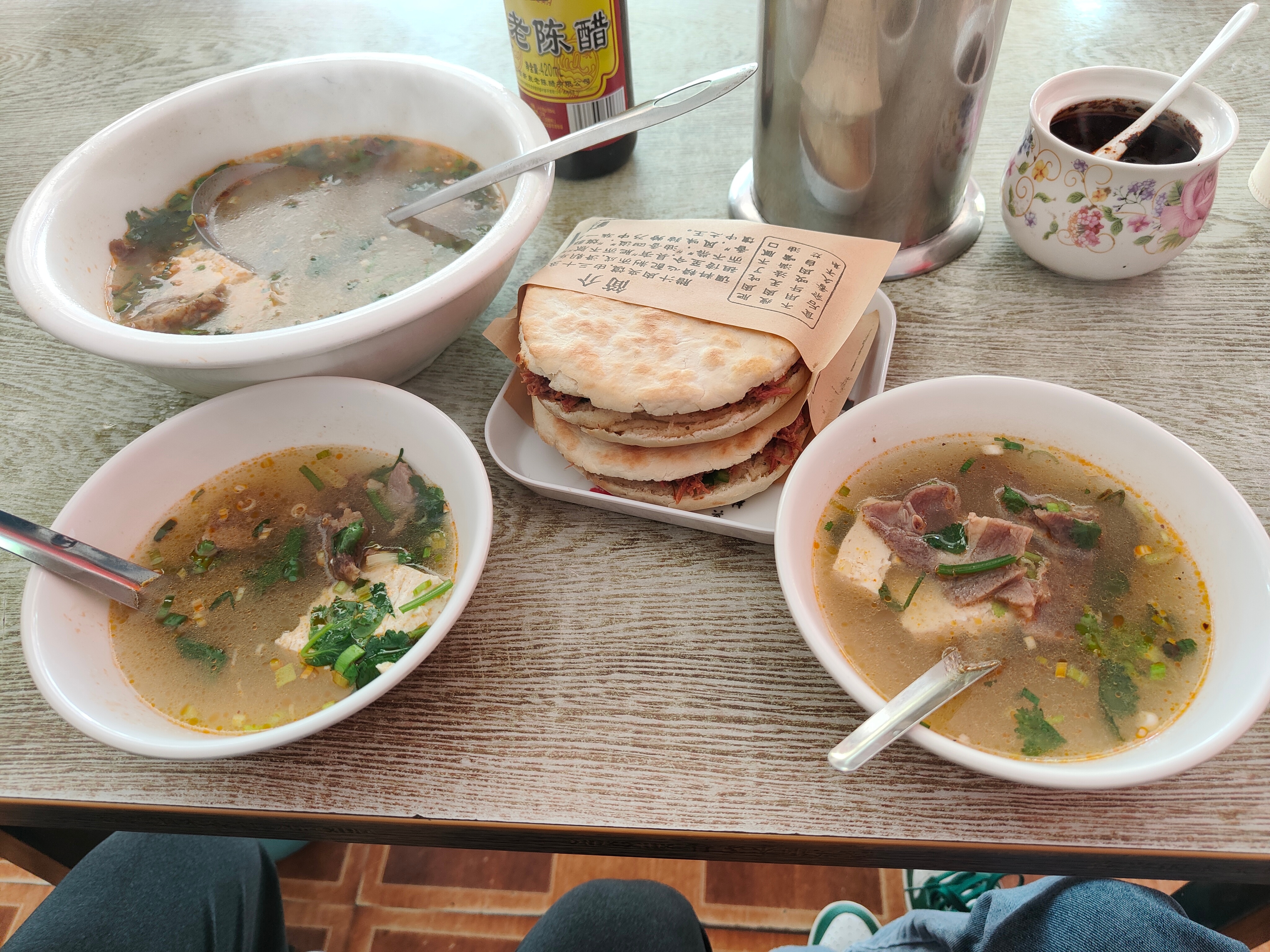这家肉夹馍十分不错，吃完爬爬山，今天拍到一些有趣的车[赞][doge] ​​​