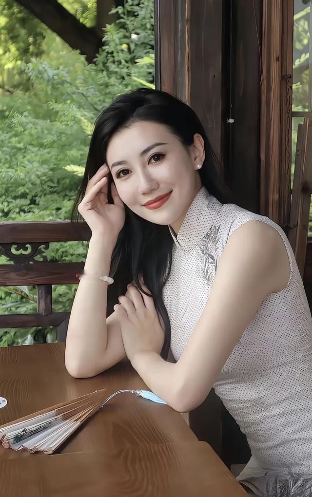 漂亮温婉优雅中式服装古风美女！