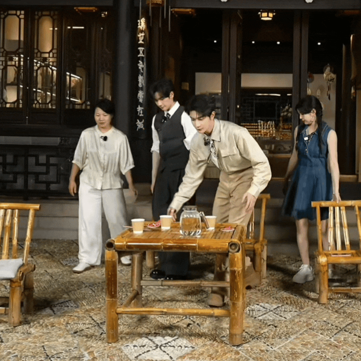 真的很难不爱眼里全是活的夏之光默默帮忙挪动桌椅减轻工作人员负担，回看之前也有路透