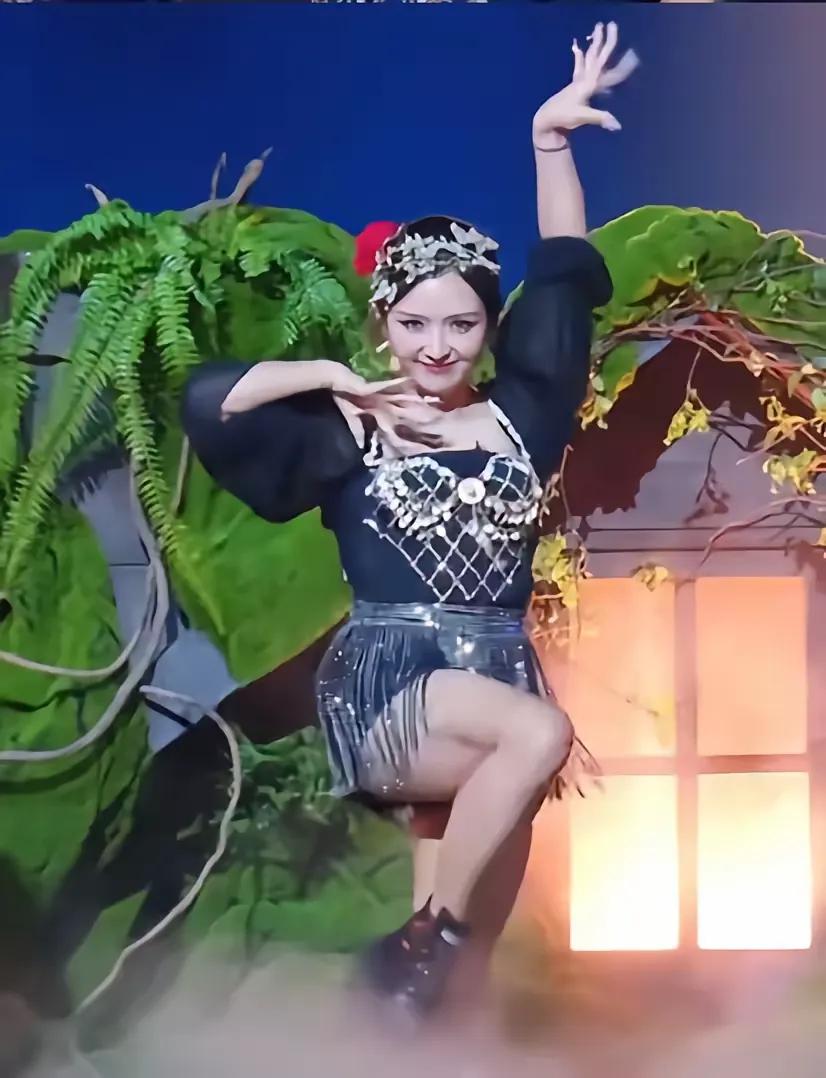 镜头对微胖的人真的太残忍了，怪不得女明星都想瘦成纸片人。

体重不过百的何洁，在
