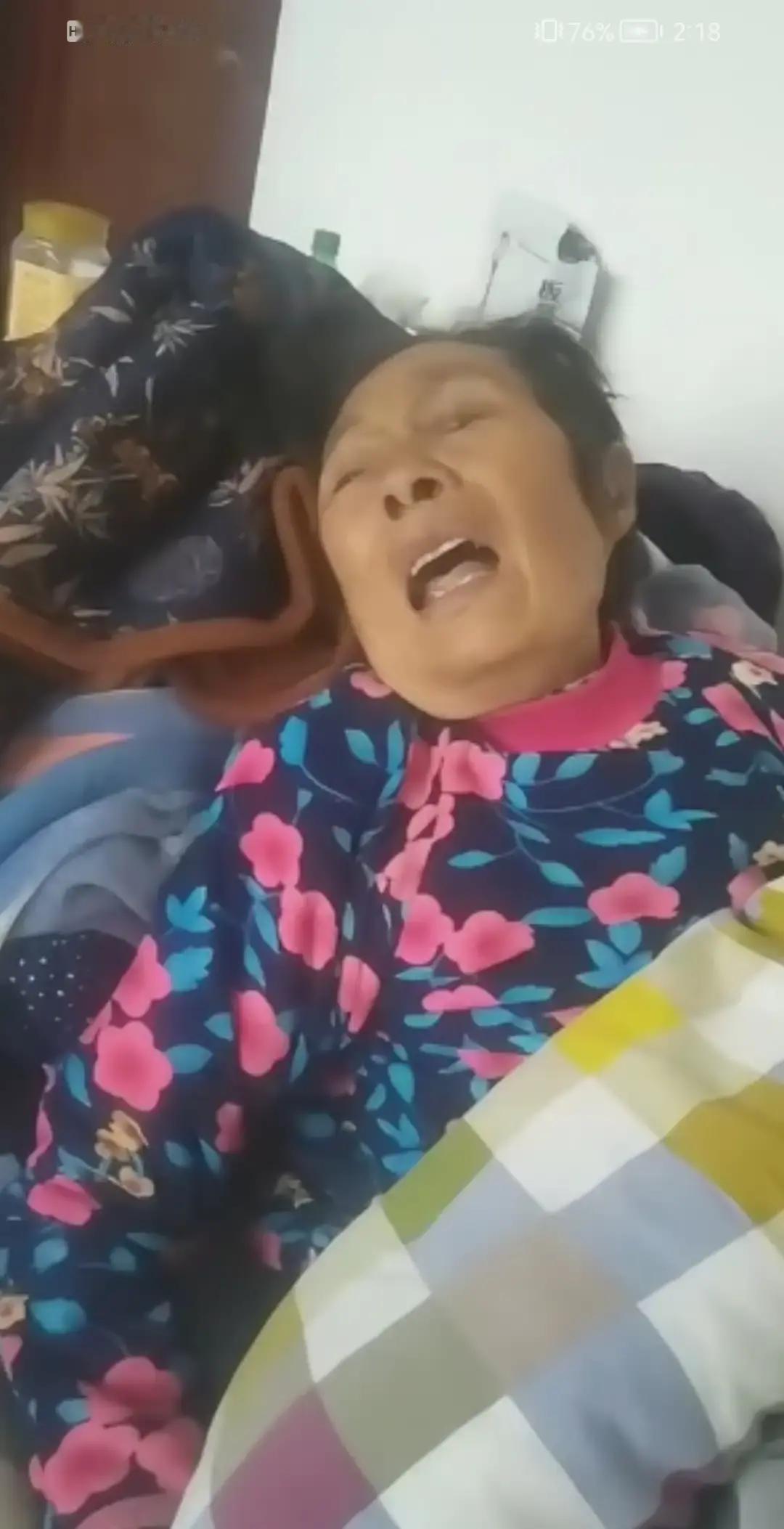 病危老妈突然睁眼盯着门口说姥姥来接她，那一刻我鸡皮疙瘩爬满手臂。
ICU灯白得刺