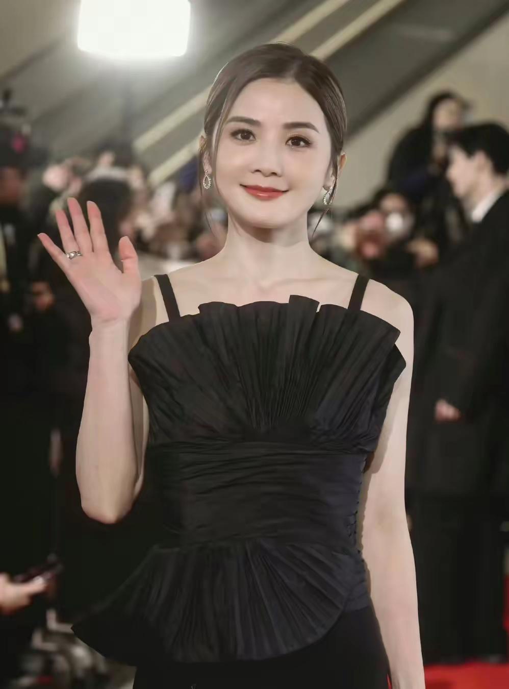 我专门问了已婚闺蜜，为什么家境优渥的阿Sa，会选择嫁给健身教练。
 
闺蜜一句话