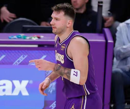 东契奇是不是诈伤，其实线索藏在他离谱的比赛数据里。
前两天，前NBA状元夸梅·布