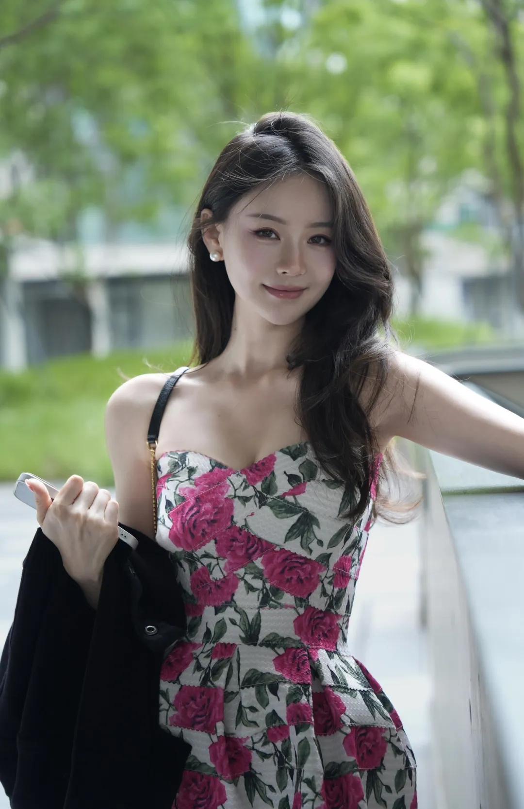 夏日生活打卡季甜美少女风，粉色玫瑰连衣裙摆，尽显时尚魅力。